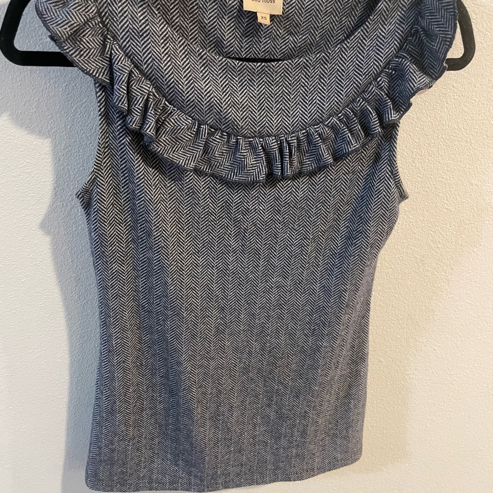 Ella‎ Moss Chevron Ruffle Top Black and White Size XS